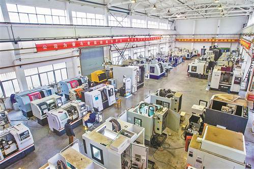 位于光谷华工科技园的华数机器人研发基地,数台国内和国外数控设备供